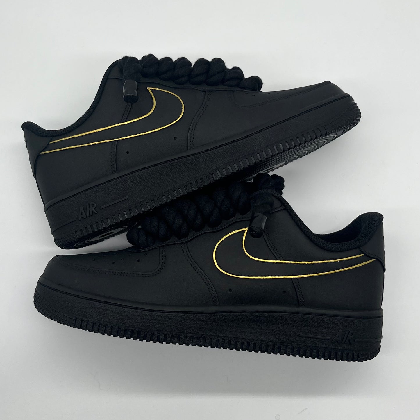 AIR FORCE ONE BIG LACES NOIR MAT & GOLD